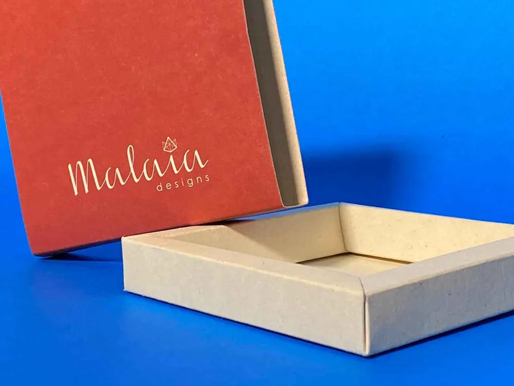 Caja rígida personalizada fotografiada sobre fondo azul