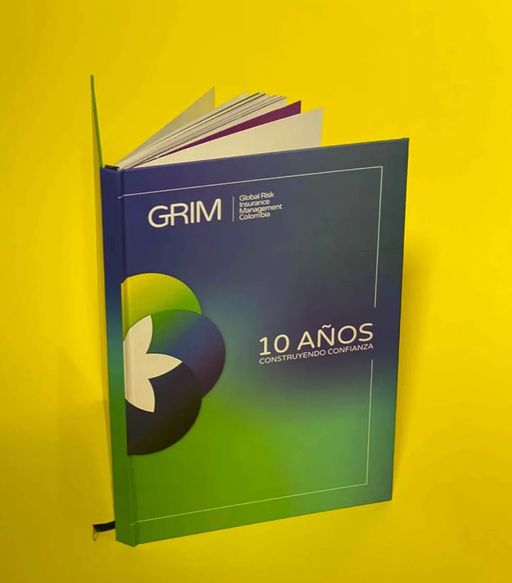 Libro corporativo de tapa dura sobre fondo amarillo